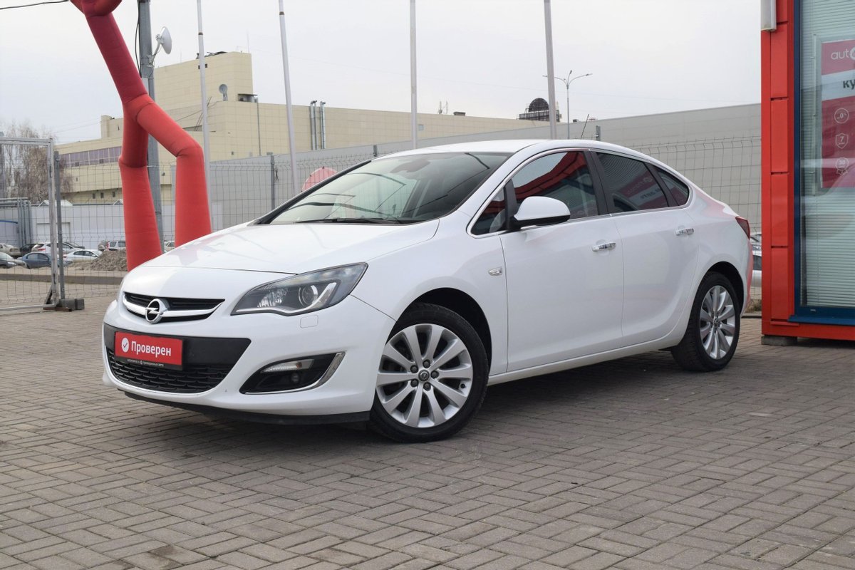 Opel Astra J Рестайлинг 2013 б у Белый 685000
